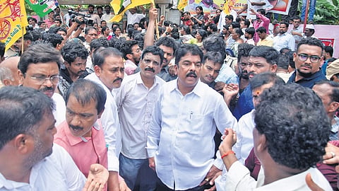 The protest was led by former Vijayawada Central MLA Malladi Vishnu and YSRCP leaders. 