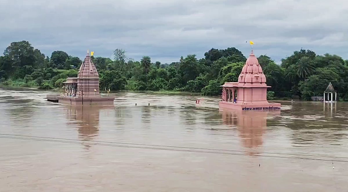 Heavy rains trigger flash floods in Madhya Pradesh; over 500 rescued as SDERF, Home Guards save stranded residents