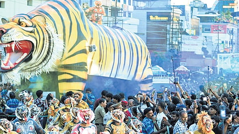 Each troupe was accompanied by two tableaux, based on mythological and contemporary themes, which added colour to the occasion. 