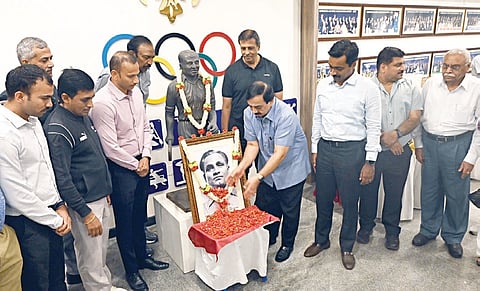 KOA president K Govindaraj pays tributes to hockey legend
Dhyan Chand on National Sports Day in Bengaluru 