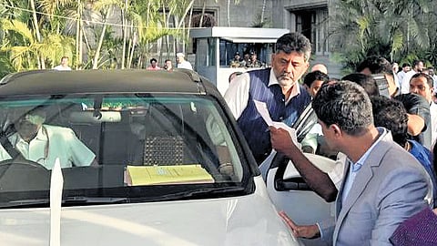 Chief Minister DK Shivakumar was kept waiting for nearly five minutes outside Vidhana Soudha