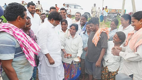 Deputy Chief Minister Mallu Bhatti Vikramarka interacts with women farm labourers on the outskirts of Rayannapet village in Bonakal mandal on Sunday.