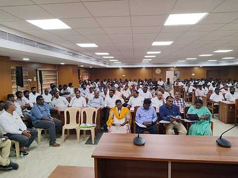 Transport Commissioner Sigy Thomas Vaidhyan on Thursday held discussions with omni bus operators on streamlining their operations and reducing traffic congestion in the city. 