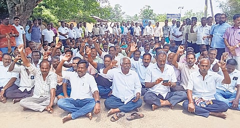 Employees staging a sit-in in front of Tasmac district manager’s office in Thanjavur, where 130 liquor outlets remained shut on Friday. 