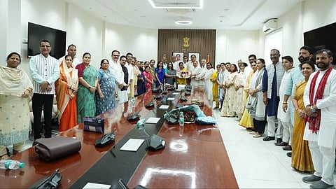 CM Rekha Gupta meets mayor Pravesh Wahi and officials of the MCD.