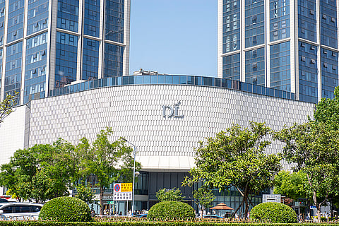 According to official Chinese government statistics, Pandonglai receives tens of thousands of customers everyday 