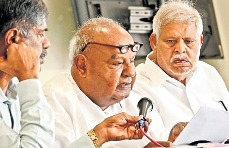 JDS supremo HD Deve Gowda addresses a press meet on the government’s decision to allot 1,453 sites to BMICP land losers, in Bengaluru on Monday 