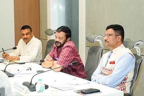Revenue Minister Suresh Pujari taking a review on Bhoodan land at Lok Seva Bhawan