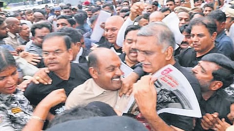 Screengrabs of BRS legislators jostlng with at the Assembly gate