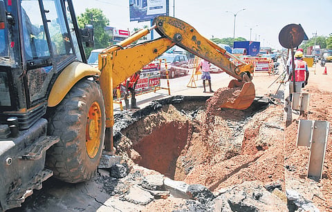 Metro Water personnel on Monday barricaded the stretch and began repairing the damaged portion of the pipeline, which was laid 35 years ago.