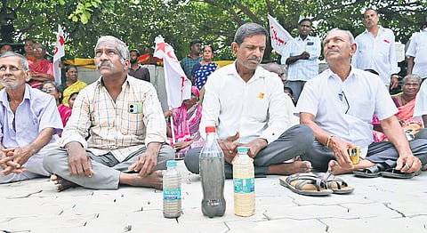 Residents of Periya Nagar and Gandhi Nagar protesting near Metro Water office on Wednesday
