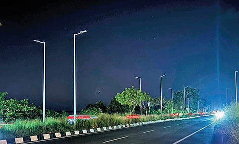 Non-functional streetlights on Container Road 