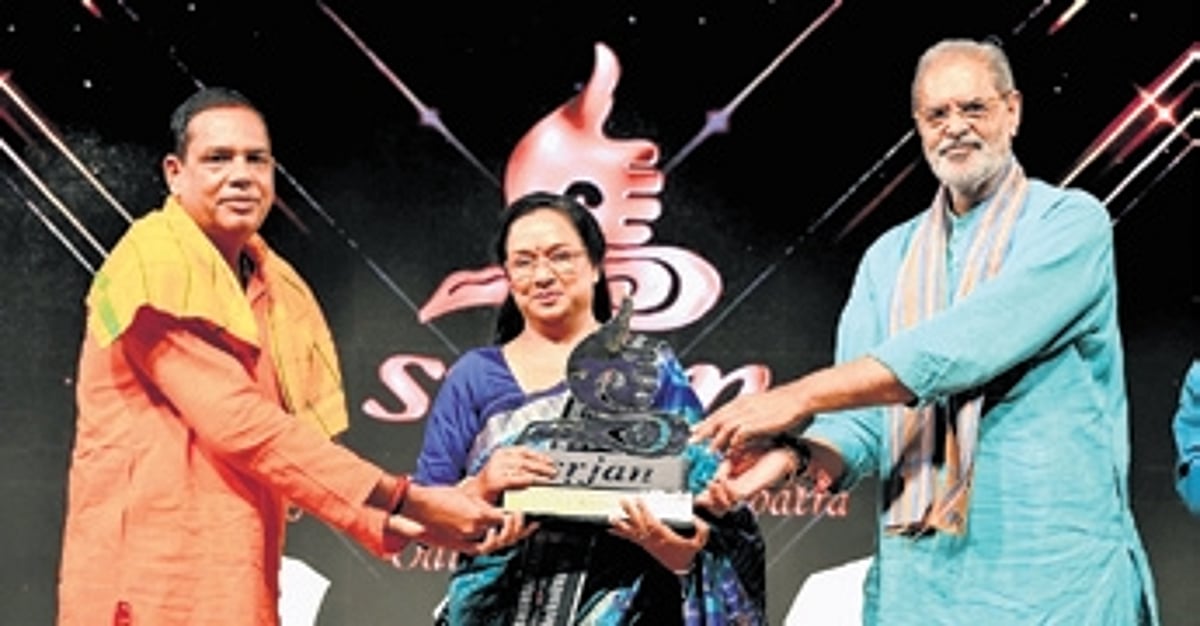 Four Odia artistes presented Guru Kelucharan Mohapatra Award