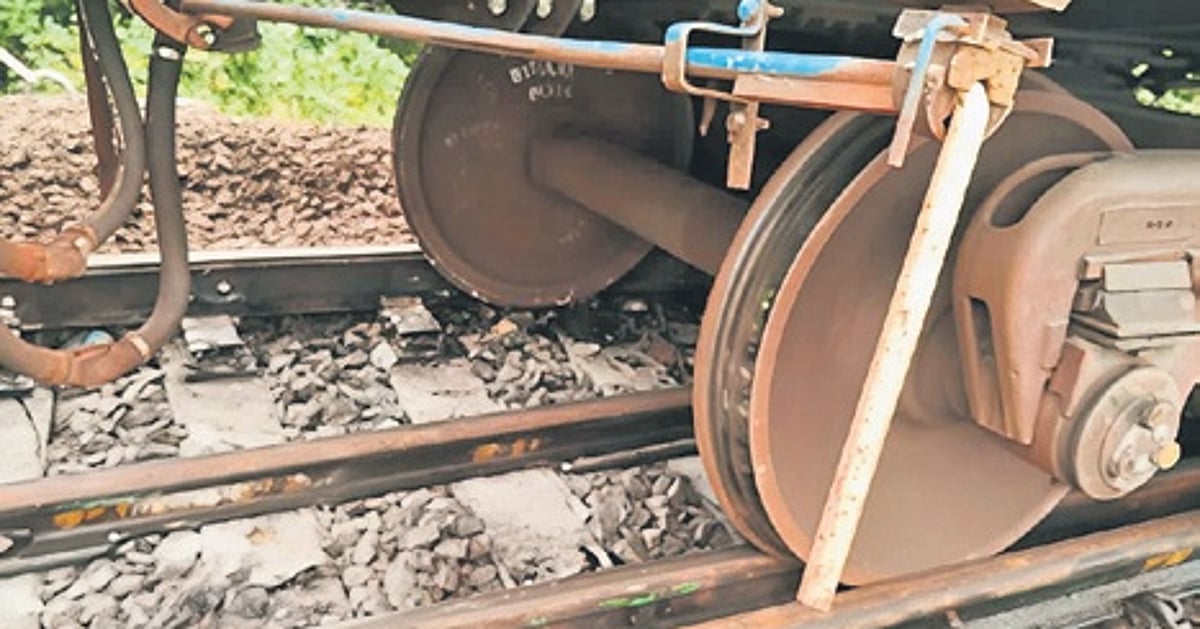 Goods train derails, traffic restored in Vijayawada