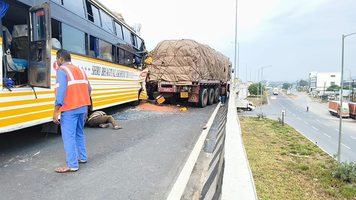 15 injured as omni bus hits lorry near Sangagiri in TN