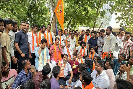 Opposition leader R Ashok,MP Yaduveer Krishnadatta Chamaraja Wadiyar, MLAs and BJP leader held protest in T Narasipura