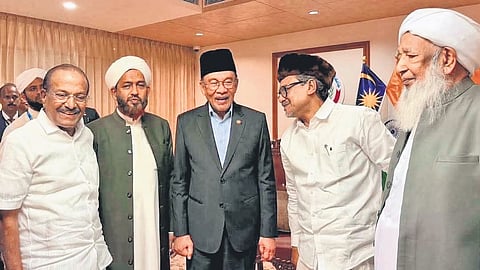 MInister P K Kunhalikutty and IUML state president Sadiq Ali Shihab Thangal with Kanthapuram A P Aboobacker Musliyar and Malaysian Prime Minister Anwar Ibrahim at the Markazu Saqafathi Sunniyya in Karanthur