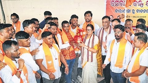 Deputy CM Pravati Parida flagging off the Seva Sankalp Yatra by members of BJP Yuva Morcha.