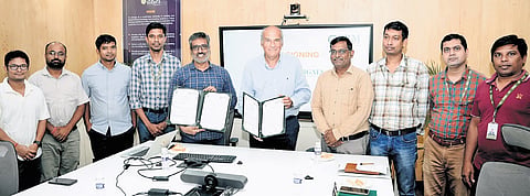 Dr Vinod Kumar of SRM AP and Prof Corrado Di Natale of Rome Tor Vergata exchanged the agreement on campus.