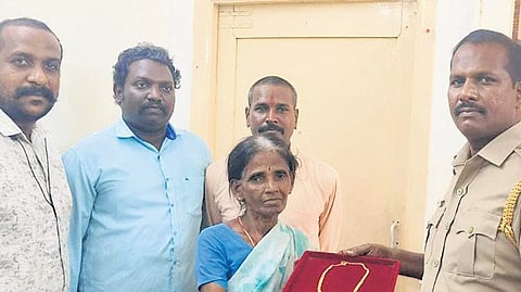 Pallikaranai police hand over the recovered gold chain to Kokila