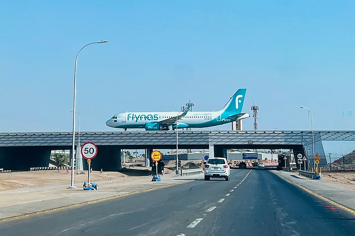 Riyadh residents report explosions, black smoke near airport amid Houthi tensions