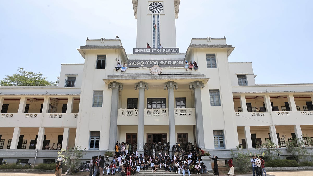 KSU protesters scale Kerala varsity building over poll nomination row