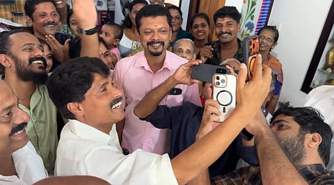 Vidarsa’s family and Minister T Siddique on videocall with shooter Vidarsa K Vinod following her victory at the 2026 Asian Games 
