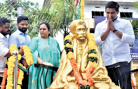 MSME Minister Kondapalli Srinivas pays tribute to Mahakavi Gurajada Apparao’s statue on the occasion of his 164th birth anniversary