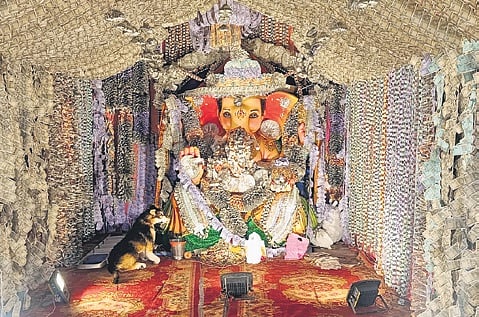 The currency used for the decoration was voluntarily contributed by local traders and devotees.