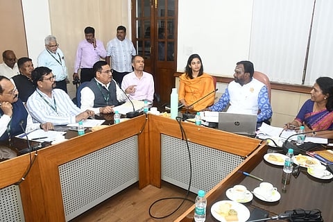 KASSIA President Ninganna S Biradar submitted a memorandum highlighting the concerns of Micro, Small and Medium Enterprises (MSMEs) to Small Scale Industries and Public Enterprises Minister Vijayanand Kashappanavar. 