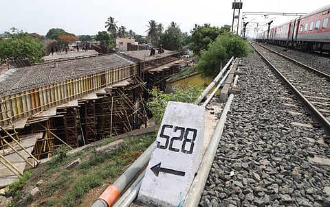 The traffic congestion on Palakkad road increases day by day as the expansion work of the railway underpass at Madukkarai Marappalam has been delayed for more than a year.