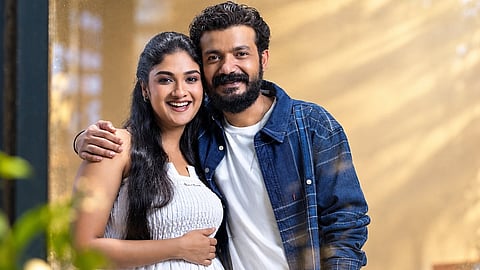 Tejalakshmi (L) and Sreenath Bhasi (R) in Priyathaman
