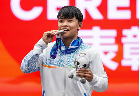 Roshibina Devi with the medal on Thursday