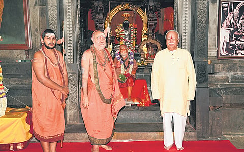 RSS chief Mohan Bhagwat visited the Kanchi Acharyas at Orikkai on Wednesday 