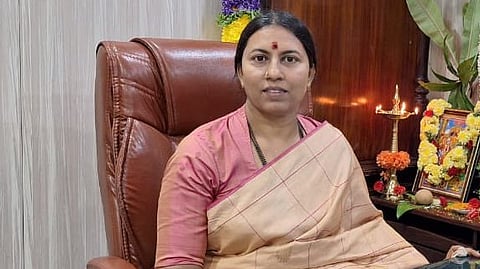 KGF MLA Roopakala went to the front row seats where Narayanaswamy and Bagepalli MLA S N Subbareddy were seated and was seen arguing with Narayanaswamy. 