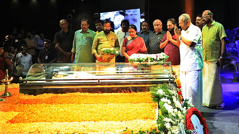 Leader of Opposition Pinarayi Vijayan and other leaders paying homage to Soorya Krishnamoorthy at Ganesham-Soorya Nataka Kalari in Thiruvananthapuram on Thursday | Albin Mathew