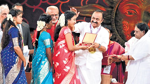 Chief Minister V D Satheesan and Mata Amritanandamayi Devi distribute assistance to beneficiaries at Amritapuri on Sunday