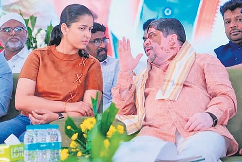 BC Welfare Minister Ponnam Prabhakar speaks to table tennis player Naina Jaiswal during an event at Narsingi