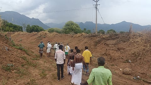 Villagers carry the mortal remains to the burial ground in Ammainaickanur Town Panchayat, Dindigul, located around 1 km away from Bommanaickenpatti.