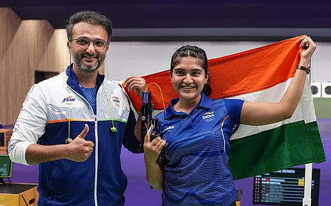 Esha Singh (R) with coach Ronak Pandit