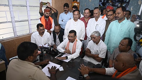 A BJP delegation led by former Rajya Sabha MP Deepak Prakash visited Argora police station, where BJP Harmu Mandal President Indrajit Yadav lodged the FIR.