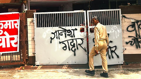 Congress workers protest outside CEC's Agra home, paint 'Gaddar Gyanesh' slogan.