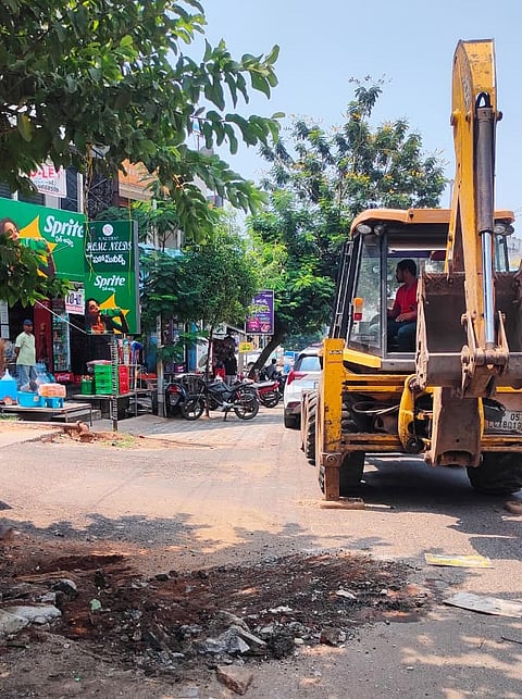 The Rajamahendravaram Municipal Corporation (RMC) has intensified its anti-encroachment drive to clear roads, footpaths and drains across the city ahead of the Godavari Pushkarams.