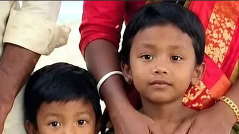 Five-year-old Jennifer Juliet (R) and her three-year-old brother Robin Christopher