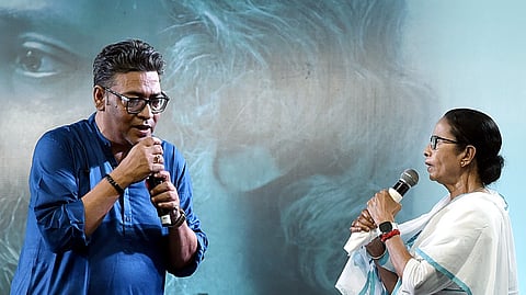 (L-R) Former West Bengal minister Indranil Sen with former chief minister Mamata Banerjee.