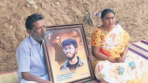 Chandrasekar and Tamilselvi protesting in front of their house at Arumugamangalam 