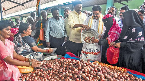 Civil Supplies Minister Nadendla Manohar launches the sale of onions at subsidised price at  APIIC Rythu Bazaar in Vijayawada on Wednesday.