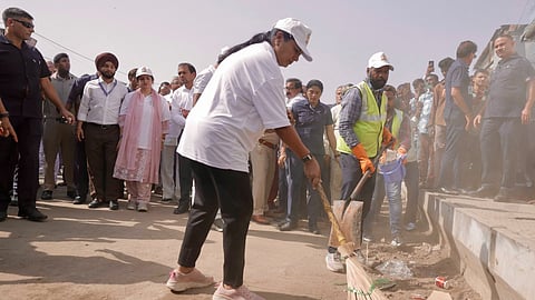 cm Rekha Gupta participateS in a cleanliness drive.