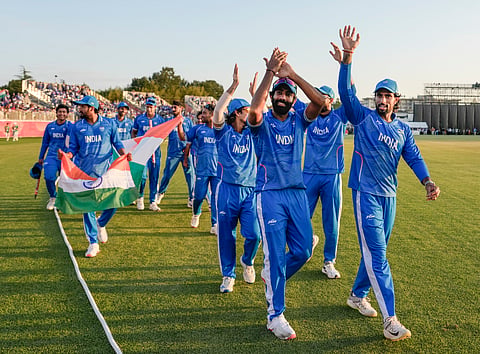 Indian players thank the fans after winning gold