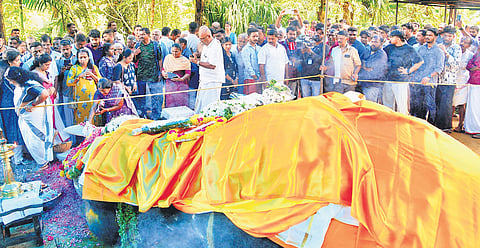The carcass of Pallattu Brahmadathan kept at Pallattu house for the public to pay homage 